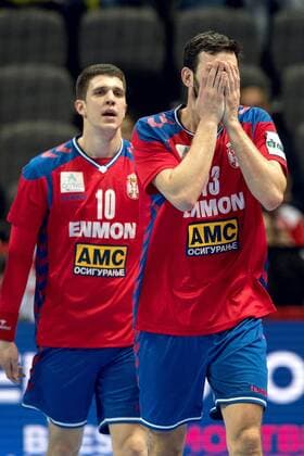 180114 Serbiens Darko Dukic och Petar Nenadic deppar under handbollsmatchen mellan Serbien och Sverige under Handbolls-EM 2018 den 14 januari 2018 i Split. Copyright: LUDVIGxTHUNMAN BB180114LT028