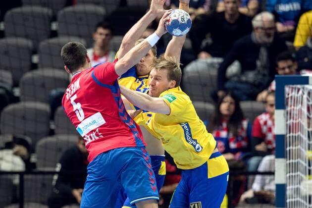 180114 Sveriges Albin Lagergren och Max Darj stoppar Serbiens Zarko Sesum under handbollsmatchen mellan Serbien och Sverige under Handbolls-EM 2018 den 14 januari 2018 i Split. Copyright: LUDVIGxTHUNMAN BB180114LT030