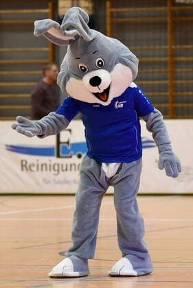 Maskottchen Euro Cupi begrüsst die Zuschauer. Deutschland, Gaildorf: Jugendfussball, Hallenfussballturnier: Jugend Euro Cup 2018 am 14.01.2018, Sporthalle.