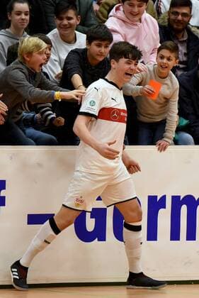 Torjubel des Torschützen Lilian Egloff (VfB Stuttgart). Deutschland, Gaildorf: Jugendfussball, Hallenfussballturnier: Jugend Euro Cup 2018 am 14.01.2018, Sporthalle.