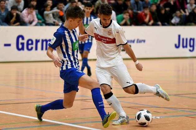 Jonas Michelbrink (Hertha BSC), Jovan Djermanovic (VfB Stuttgart). Deutschland, Gaildorf: Jugendfussball, Hallenfussballturnier: Jugend Euro Cup 2018 am 14.01.2018, Sporthalle.