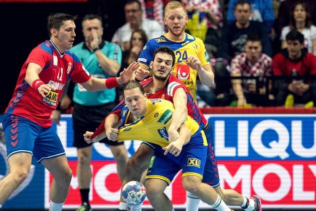 180114 Serbiens Petar Nenadic och Sveriges Mattias Zachrisson under handbollsmatchen mellan Serbien och Sverige under Handbolls-EM 2018 den 14 januari 2018 i Split. Copyright: LUDVIGxTHUNMAN BB180114LT051