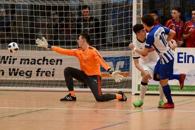 Finale VfB Stuttgart vs Hertha BSC 4:2 Ruwen Wertmüller (Hertha BSC) erzielt das 0:1, Torwart Florian Schock (VfB Stuttgart). Deutschland, Gaildorf: Jugendfussball, Hallenfussballturnier: Jugend Euro Cup 2018 am 14.01.2018, Sporthalle.