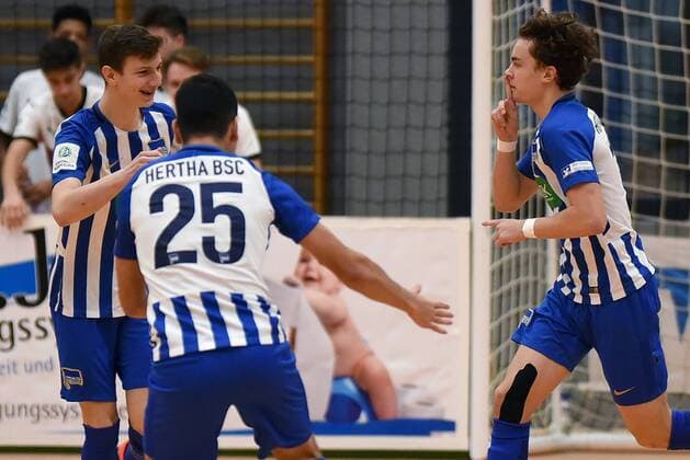 Torjubel des Torschützen Ruwen Werthmüller (Hertha BSC). Deutschland, Gaildorf: Jugendfussball, Hallenfussballturnier: Jugend Euro Cup 2018 am 14.01.2018, Sporthalle.