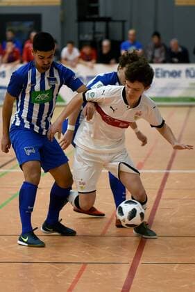Tarik Gözüsirin (Hertha BSC), Jordan Meyer (VfB Stuttgart). Deutschland, Gaildorf: Jugendfussball, Hallenfussballturnier: Jugend Euro Cup 2018 am 14.01.2018, Sporthalle.