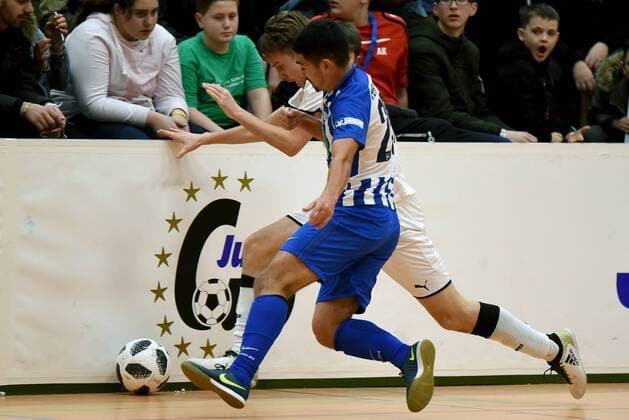 Finale VfB Stuttgart vs Hertha BSC 4:2 Maximilian Maier (VfB Stuttgart), Tarik Gözüsirin (Hertha BSC). Deutschland, Gaildorf: Jugendfussball, Hallenfussballturnier: Jugend Euro Cup 2018 am 14.01.2018, Sporthalle.
