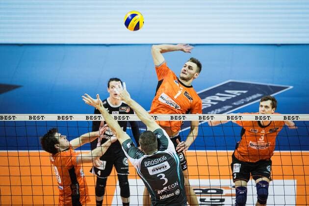 Berlin, Germany, 14.01.2018: Aleksandar Okolic (BR Volleys 1) gegen den Block aus Tim Broshog (Düren 3) beim Spiel der Volleyball Bundesliga zwischen den Berlin Recycling Volleys und SWD Powervolleys Düren.
