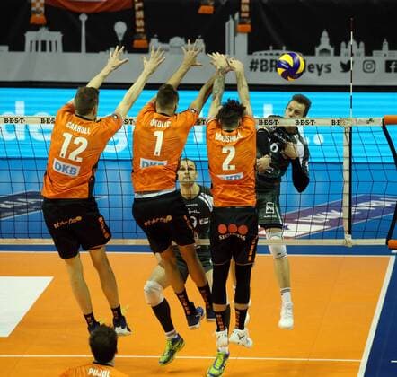 GER, 1.VBL, BR VOLLEYS VS. Dueren 14.01.2018, Max Schmeling Halle, Berlin, GER, 1.VBL, BR VOLLEYS VS. Dueren, im Bild Paul Carroll (BR Volleys 12), Aleksander Okolic (BR Volleys 1), Steven Marshall (BR Volleys 2), Karli Allik (Dueren 6)