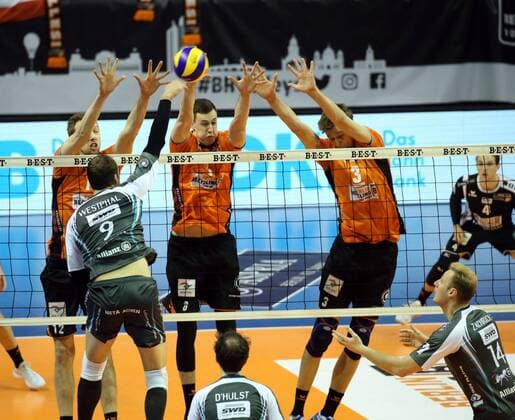GER, 1.VBL, BR VOLLEYS VS. Dueren 14.01.2018, Max Schmeling Halle, Berlin, GER, 1.VBL, BR VOLLEYS VS. Dueren, im Bild Paul Carroll (BR Volleys 12), Graham Vigrass (BR Volleys 8), Robert Kromm (BR Volleys 3), Julius Firkal (Dueren 2)