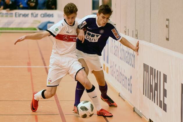 Viertelfinale 1, FK Austria Wien - VfB Stuttgart 0:3 Christian Mistl (VfB Stuttgart), David Hochreiter (FK Austria Wien). Deutschland, Gaildorf: Jugendfussball, Hallenfussballturnier: Jugend Euro Cup 2018 am 14.01.2018, Sporthalle.