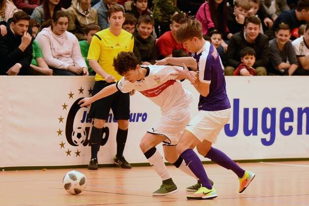 Viertelfinale 1, FK Austria Wien - VfB Stuttgart 0:3 Jordan Meyer (VfB Stuttgart), Luca Edelhofer (FK Austria Wien). Deutschland, Gaildorf: Jugendfussball, Hallenfussballturnier: Jugend Euro Cup 2018 am 14.01.2018, Sporthalle.