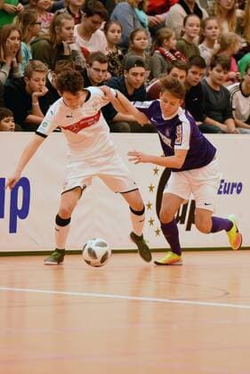 Viertelfinale 1, FK Austria Wien - VfB Stuttgart 0:3 Jordan Meyer (VfB Stuttgart), Luca Edelhofer (FK Austria Wien). Deutschland, Gaildorf: Jugendfussball, Hallenfussballturnier: Jugend Euro Cup 2018 am 14.01.2018, Sporthalle.
