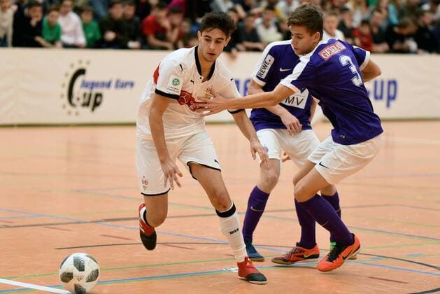 Viertelfinale 1, FK Austria Wien - VfB Stuttgart 0:3 Ivan Cabraja (VfB Stuttgart), David Hochreiter (FK Austria Wien). Deutschland, Gaildorf: Jugendfussball, Hallenfussballturnier: Jugend Euro Cup 2018 am 14.01.2018, Sporthalle.