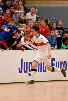 Viertelfinale 1, FK Austria Wien - VfB Stuttgart 0:3, Torjubel des Torschützen Jordan Meyer (VfB Stuttgart). Deutschland, Gaildorf: Jugendfussball, Hallenfussballturnier: Jugend Euro Cup 2018 am 14.01.2018, Sporthalle.