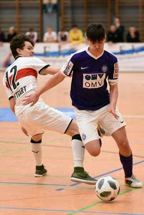 Viertelfinale 1, FK Austria Wien - VfB Stuttgart 0:3, Jordan Meyer (VfB Stuttgart), Mateo Tadic (FK Austria Wien). Deutschland, Gaildorf: Jugendfussball, Hallenfussballturnier: Jugend Euro Cup 2018 am 14.01.2018, Sporthalle.