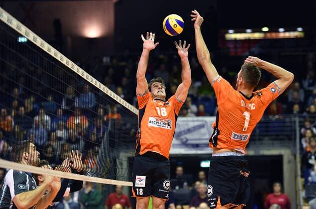 Pierre Pujol (BR Volleys), beim Zuspiel zu Aleksandar Okolic (BR Volleys), BR Volleys Berlin - SWD powervolleys Düren Deutsche Volleyball Liga, Saison 2017 2018, Herren, Männer, Männer, men, Volleyball, Deutschland, Germany, Max-Schmeling-Halle Berlin, 14.1.2018