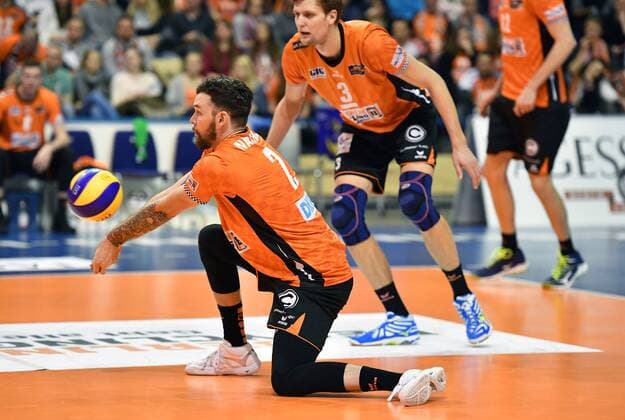 Steven Marshall (BR Volleys), , bei der Ballannahme, hinten Robert Kromm (BR Volleys), BR Volleys Berlin - SWD powervolleys Düren Deutsche Volleyball Liga, Saison 2017 2018, Herren, Männer, Männer, men, Volleyball, Deutschland, Germany, Max-Schmeling-Halle Berlin, 14.1.2018