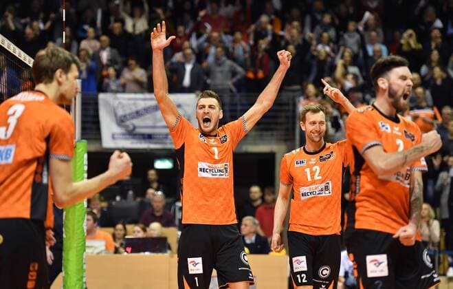 Bilder des Tages - SPORT Aleksandar Okolic (BR Volleys), jubelt, zusammen mit Robert Kromm (BR Volleys), Paul Carroll (BR Volleys), Steven Marshall (BR Volleys), BR Volleys Berlin - SWD powervolleys Düren Deutsche Volleyball Liga, Saison 2017 2018, Herren, Männer, Männer, men, Volleyball, Deutschland, Germany, Max-Schmeling-Halle Berlin, 14.1.2018