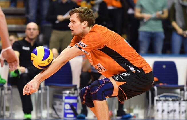 Robert Kromm (BR Volleys), bei der Ballannahme BR Volleys Berlin - SWD powervolleys Düren Deutsche Volleyball Liga, Saison 2017 2018, Herren, Männer, Männer, men, Volleyball, Deutschland, Germany, Max-Schmeling-Halle Berlin, 14.1.2018