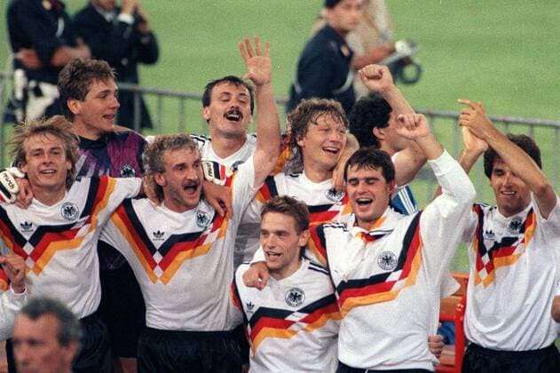 JURGEN KLINSMANN, BODO ILLGNER, RUDI VOLLER, JURGEN KOHLER, THOMAS HASSLER, GUIDO BUCHWALD, THOMAS BERTHOLD, KARLHEINZ RIEDLE, SQUADRA MONDIALI ITALIA 1990 GERMANIA OVEST-ARGENTINA 1-0 FINALE