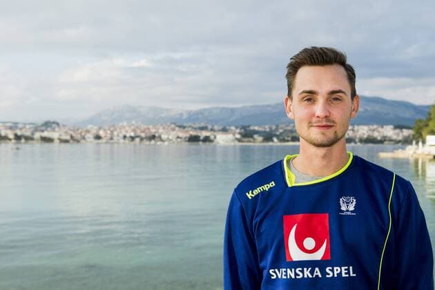 180115 Hampus Wanne poserar för ett porträtt under en pressträff med det svenska landslaget i handboll under Handbolls-EM 2018 den 15 januari 2018 i Split. Copyright: LUDVIGxTHUNMAN BB180115LT017