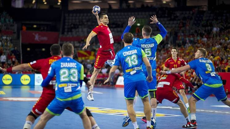 Kiril Lazarov (Nr. 7, Mazedonien) gegen Nik Henigman (Nr. 5, Slowenien). Mazedonien - Slowenien, Vorrunde, Handball, EHF Euro 2018, 13.01.18 Zagreb Zagreb Croatia Arena Copyright: xAgentur54Gradx xFelixxKoenigx