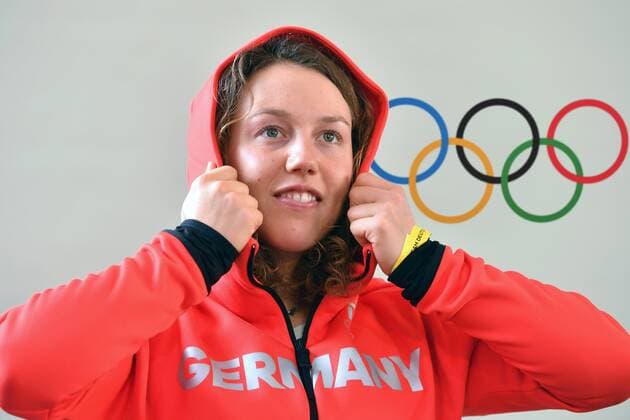 Laura DAHLMEIER (Biathlon) vor Olympiaringen,olympiaringem, Einzelbild,angeschnittenes Einzelmotiv,Portraet,Portrait,Porträt. Einkleidung der Deutschen Olympiamannschaft fuer die Olympischen Winterspiele Pyeongchang 2018, am 15.01.2018 in Muenchenn. *** Laura DAHLMEIER biathlon before Olympic rings olympiaringem frame single subject cut to portrait portrait portrait clothing of the German Olympic team for the Winter Olympics, PyeongChang 2018 on 15 01 2018 in Muenchenn