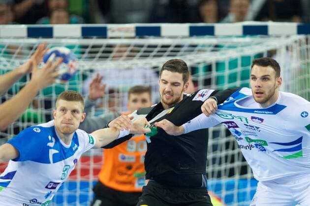 Handball Zagreb 15.01.2018 Europameisterschaft Herren Männer Euro Europameisterschaften Vorrunde Slowenien (SLO) - Deutschland (GER) Hendrik Pekeler (Deutschland, No.13) bbslo03Borut Mackovsek (Slowenien, No.51) re.