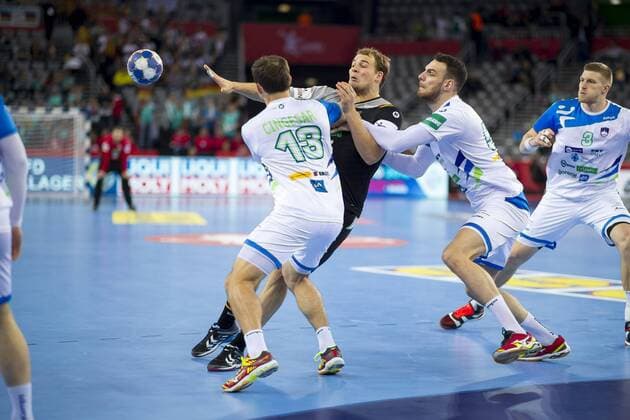 Paul Drux (Nr. 95, Deutschland) gegen Darko Cingesar (Nr. 13, Slowenien) und Borut Mackovsek (Nr. 51, Slowenien). Slowenien - Deutschland, Vorrunde, Handball, EHF Euro 2018, 15.01.18 Zagreb Zagreb Croatia Arena Copyright: xAgentur54Gradx xFelixxKoenigx