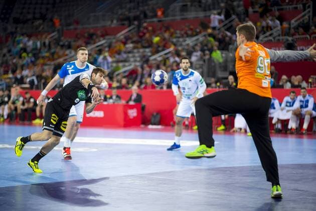 Torhueter Urban Lesjak (Nr. 90, Slowenien) kann einen Siebenmeterversuch von Uwe Gensheimer (Nr. 3, Deutschland) parieren. Slowenien - Deutschland, Vorrunde, Handball, EHF Euro 2018, 15.01.18 Zagreb Zagreb Croatia Arena Copyright: xAgentur54Gradx xFelixxKoenigx