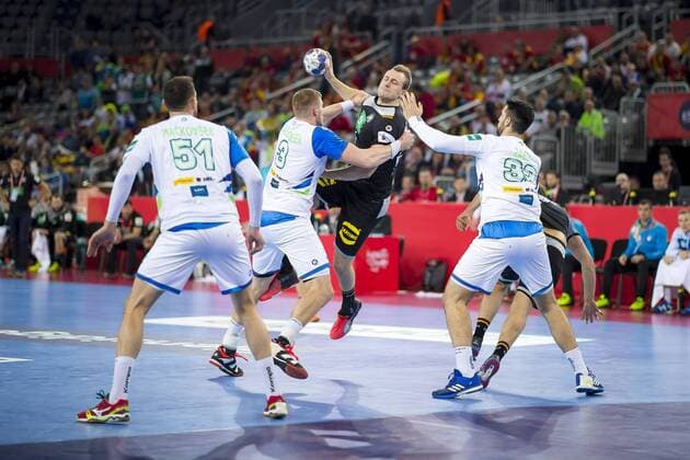 Julius Kuehn (Nr. 35, Deutschland) gegen Borut Mackovsek (Nr. 51, Slowenien), Blaz Blagotinsek (Nr. 3, Slowenien) und Igor Zabic (Nr. 33, Slowenien). Slowenien - Deutschland, Vorrunde, Handball, EHF Euro 2018, 15.01.18 Zagreb Zagreb Croatia Arena Copyright: xAgentur54Gradx xFelixxKoenigx
