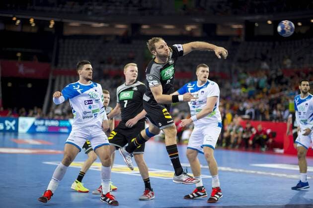 Bilder des Tages - SPORT Steffen Weinhold (Nr. 17, Deutschland) geht an Gregor Potocnik (Nr. 10, Slowenien) und Blaz Blagotinsek (Nr. 3, Slowenien) vorbei. Slowenien - Deutschland, Vorrunde, Handball, EHF Euro 2018, 15.01.18 Zagreb Zagreb Croatia Arena Copyright: xAgentur54Gradx xFelixxKoenigx