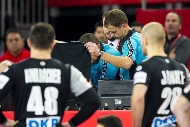 Die Schiedsrichter Mindaugas Gatelis (LTU) und Vaidas Mazeika (LTU) schauen sich die letzten Szene des Spiels auf einem Bildschirm an und entscheiden auf Siebenmeter fuer Deutschland. Slowenien - Deutschland, Vorrunde, Handball, EHF Euro 2018, 15.01.18 Zagreb Zagreb Croatia Arena Copyright: xAgentur54Gradx xFelixxKoenigx