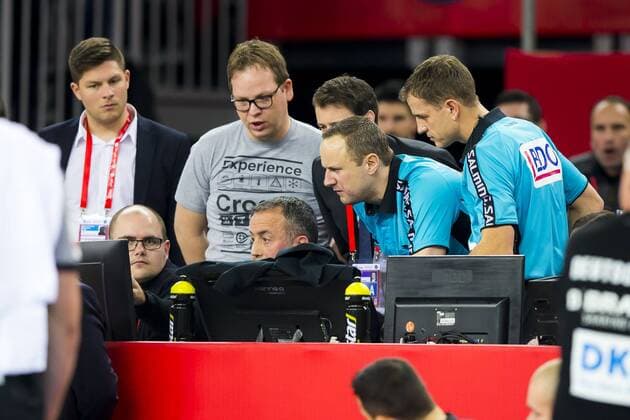 Die Schiedsrichter Mindaugas Gatelis (LTU) und Vaidas Mazeika (LTU) schauen sich die letzten Szene des Spiels auf einem Bildschirm an und entscheiden auf Siebenmeter fuer Deutschland. Slowenien - Deutschland, Vorrunde, Handball, EHF Euro 2018, 15.01.18 Zagreb Zagreb Croatia Arena Copyright: xAgentur54Gradx xFelixxKoenigx