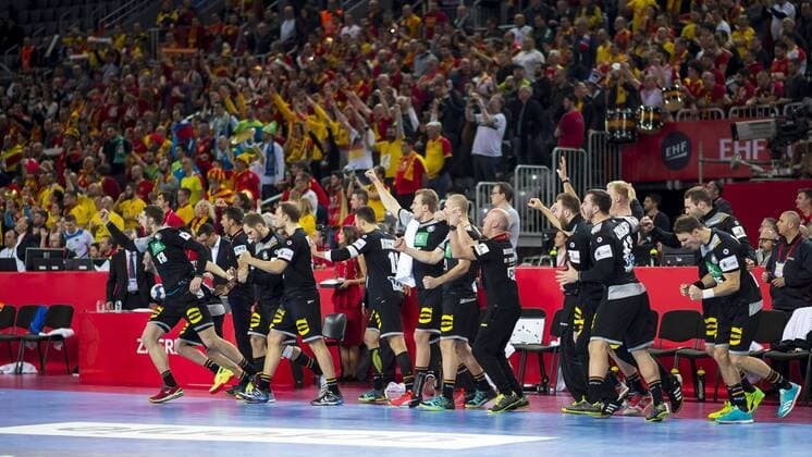 Bilder des Tages - SPORT Die deutsche Mannschaft freut sich ueber das entscheidende Siebenmetertor nach Videobeweis in der letzten Sekunde. Slowenien - Deutschland, Vorrunde, Handball, EHF Euro 2018, 15.01.18 Zagreb Zagreb Croatia Arena Copyright: xAgentur54Gradx xFelixxKoenigx