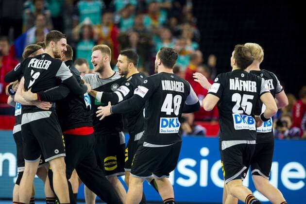 Die deutsche Mannschaft freut sich ueber das entscheidende Siebenmetertor nach Videobeweis in der letzten Sekunde. Slowenien - Deutschland, Vorrunde, Handball, EHF Euro 2018, 15.01.18 Zagreb Zagreb Croatia Arena Copyright: xAgentur54Gradx xFelixxKoenigx