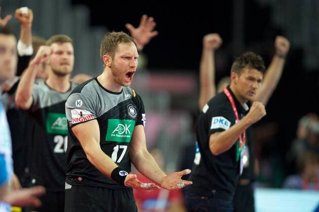 Handball Zagreb 15.01.2018 Europameisterschaft Herren Männer Euro Europameisterschaften Vorrunde Slowenien (SLO) - Deutschland (GER) Steffen Weinhold (Deutschland, No.17) Christian Prokop (Deutschland, Trainer) re. Jubel