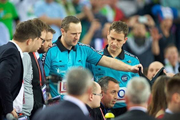 Handball Zagreb 15.01.2018 Europameisterschaft Herren Männer Euro Europameisterschaften Vorrunde Slowenien (SLO) - Deutschland (GER) Schiedsrichter Mindaugas Gatelis (LTU und Vaidas Mazeika (LTU) beim Videobeweis Video Beweis Entscheidung