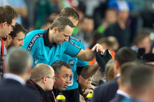 Bilder des Tages - SPORT Handball Zagreb 15.01.2018 Europameisterschaft Herren Männer Euro Europameisterschaften Vorrunde Slowenien (SLO) - Deutschland (GER) Schiedsrichter Mindaugas Gatelis (LTU und Vaidas Mazeika (LTU) beim Videobeweis Video Beweis Entscheidung