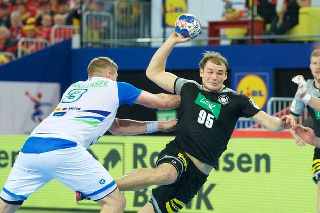 Handball Zagreb 15.01.2018 Europameisterschaft Herren Männer Euro Europameisterschaften Vorrunde Slowenien (SLO) - Deutschland (GER) Paul Drux (Deutschland, No.95) Blaz Blagotinsek (Slowenien, No.03)