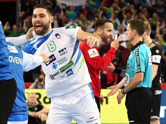 Zagreb, Kroatien, Zagreb Arena, 15.1.2018 Männer- Handball, Europa-Meisterschaft 2018 Deutschland vs. Slowenien Blaz JANC, Slowenien jubelt noch, hinten SILVIO HEINEVETTER (FÜCHSE BERLIN), Deutschland beschwert sich bei den Schiedsrichter