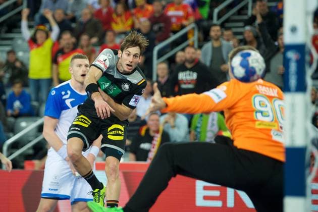 Handball Zagreb 15.01.2018 Europameisterschaft Herren Männer Euro Europameisterschaften Vorrunde Slowenien (SLO) - Deutschland (GER) Uwe Gensheimer (Deutschland, No.03) Urban Lesjak (Slowenien, TW, No.90)