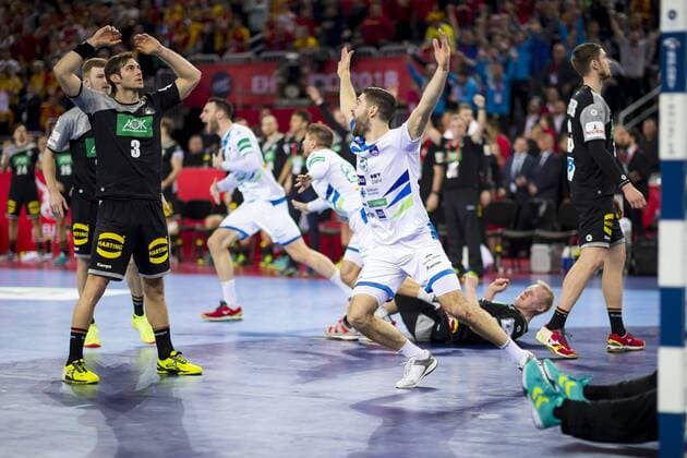 Bilder des Tages - SPORT Blaz Janc (Nr. 8, Slowenien) freut sich ueber das vermeintlich letzte Tor des Spiels zum 25:24. Philipp Weber (Nr. 20, Deutschland), Uwe Gensheimer (Nr. 3, Deutschland) und Hendrik Pekeler (Nr. 13, Deutschland) sind niedergeschlagen. Slowenien - Deutschland, Vorrunde, Handball, EHF Euro 2018, 15.01.18 Zagreb Zagreb Croatia Arena Copyright: xAgentur54Gradx xFelixxKoenigx