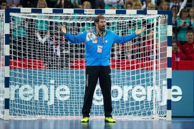 Bilder des Tages - SPORT Trainer Veselin Vujovic stellt sich nach der Siebenmeterentscheidung nach Videobeweis ins eigene Tor und diskutiert mit den Schiedsrichter. Slowenien - Deutschland, Vorrunde, Handball, EHF Euro 2018, 15.01.18 Zagreb Zagreb Croatia Arena Copyright: xAgentur54Gradx xFelixxKoenigx