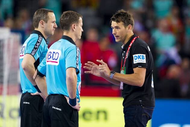 Die Schiedsrichter Mindaugas Gatelis (LTU) und Vaidas Mazeika (LTU) sprechen nach dem Spiel mit Trainer Christian Prokop. In der letzten Sekunde entschieden die Schiedsrichter nach Videobeweis auf Siebenmeterversuch und Deutschland schaffte den Ausgleich. Slowenien - Deutschland, Vorrunde, Handball, EHF Euro 2018, 15.01.18 Zagreb Zagreb Croatia Arena Copyright: xAgentur54Gradx xFelixxKoenigx