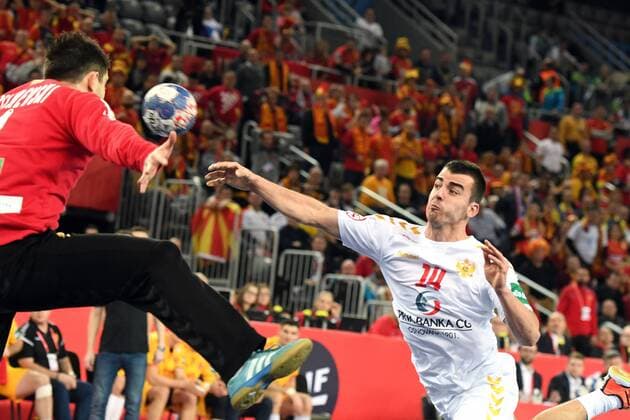 Bilder des Tages - SPORT Handball, EM, Montenegro - Mazedonien Zagreb, Kroatien, Zagreb Arena, 15.1.2018 Männer- Handball, Europa-Meisterschaft 2018 Montenegro vs. Mazedonien Milos VUJOVIC, Montenegro gegen TW Nikola MITREVSKI, Mazedonien