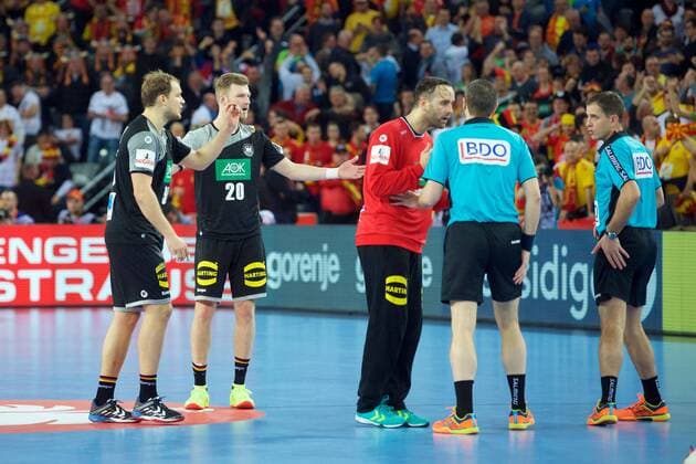 Handball Zagreb 15.01.2018 Europameisterschaft Herren Männer Euro Europameisterschaften Vorrunde Slowenien (SLO) - Deutschland (GER) Silvio Heinevetter (Deutschland, TW, No.12) mit den Schiedsrichtern Mindaugas Gatelis und Vaidas Mazeika (LTU) Philipp Weber (Deutschland, No.20) Paul Drux (Deutschland, No.95) Reklamation