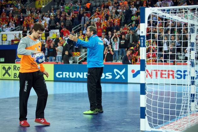 Handball Zagreb 15.01.2018 Europameisterschaft Herren Männer Euro Europameisterschaften Vorrunde Slowenien (SLO) - Deutschland (GER) Veselin Vujovic (Slowenien, Trainer) stellt sich vor dem letzten Siebenmeter für Deutschland in das Tor unsportliche aktion Matevz Skok (Slowenien, TW, No.01)