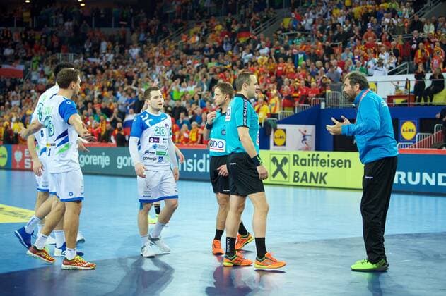 Handball Zagreb 15.01.2018 Europameisterschaft Herren Männer Euro Europameisterschaften Vorrunde Slowenien (SLO) - Deutschland (GER) Veselin Vujovic (Slowenien, Trainer) stellt sich vor dem letzten Siebenmeter für Deutschland in das Tor unsportliche aktion Schiedsrichter Mindaugas Gatelis und Vaidas Mazeika (LTU) Miha Zarabec (Slowenien, No.23)