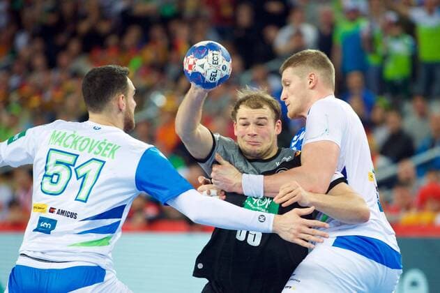 Handball Zagreb 15.01.2018 Europameisterschaft Herren Männer Euro Europameisterschaften Vorrunde Slowenien (SLO) - Deutschland (GER) Paul Drux (Deutschland, No.95) Borut Mackovsek (Slowenien, No.51) Blaz Blagotinsek (Slowenien, No.03) re.
